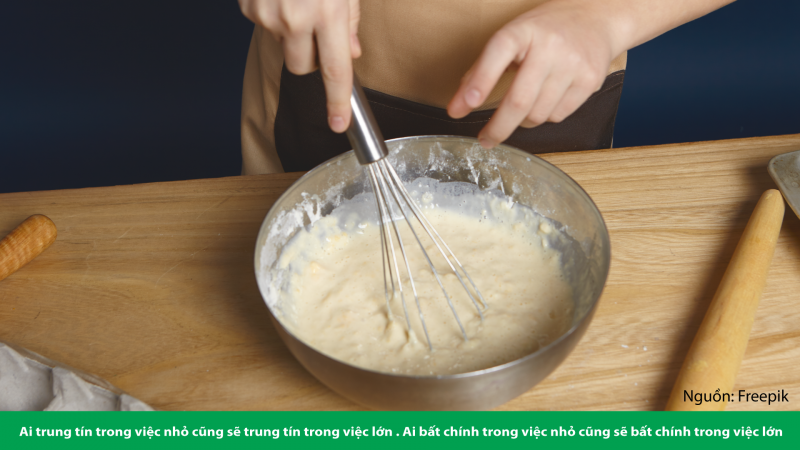 Bước 6: Đổ từ từ hỗn hợp lòng đỏ vào lòng trắng trứng vào rồi trộn đều để chúng hòa quyện vào nhau (không trộn quá lâu sẽ bánh bị chai và cứng) và sau đó cho ½ muỗng vani vào rồi khuấy đều.